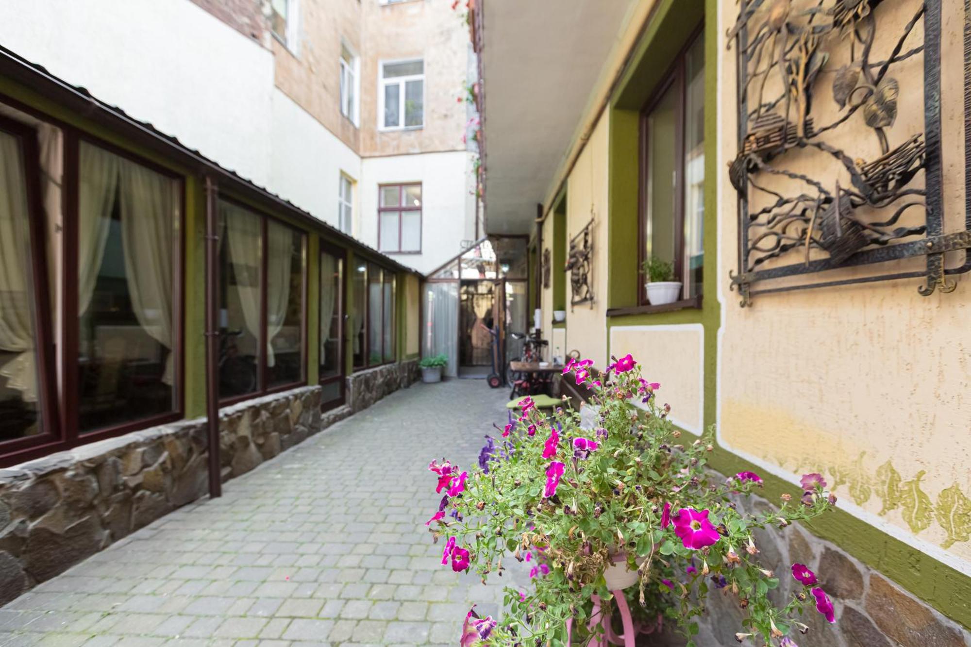 Staryi Krakiv Hotell Lviv Exteriör bild